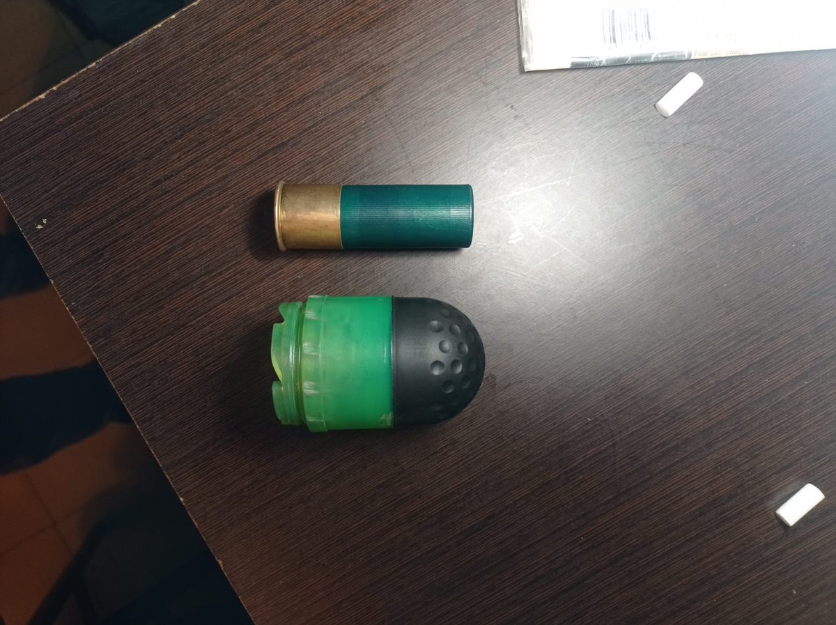 temporaw's tweet photo. Un company de pis ha recollit aquest cartutx del terra, és un Remington 12 GA. 
Els hi ha caigut a @mossos abans d'una càrrega a #Lleida després de la manifestació de #LlibertatPabloHasel 
#LibertadPabloHasel https://t.co/8DnfsHQczJ