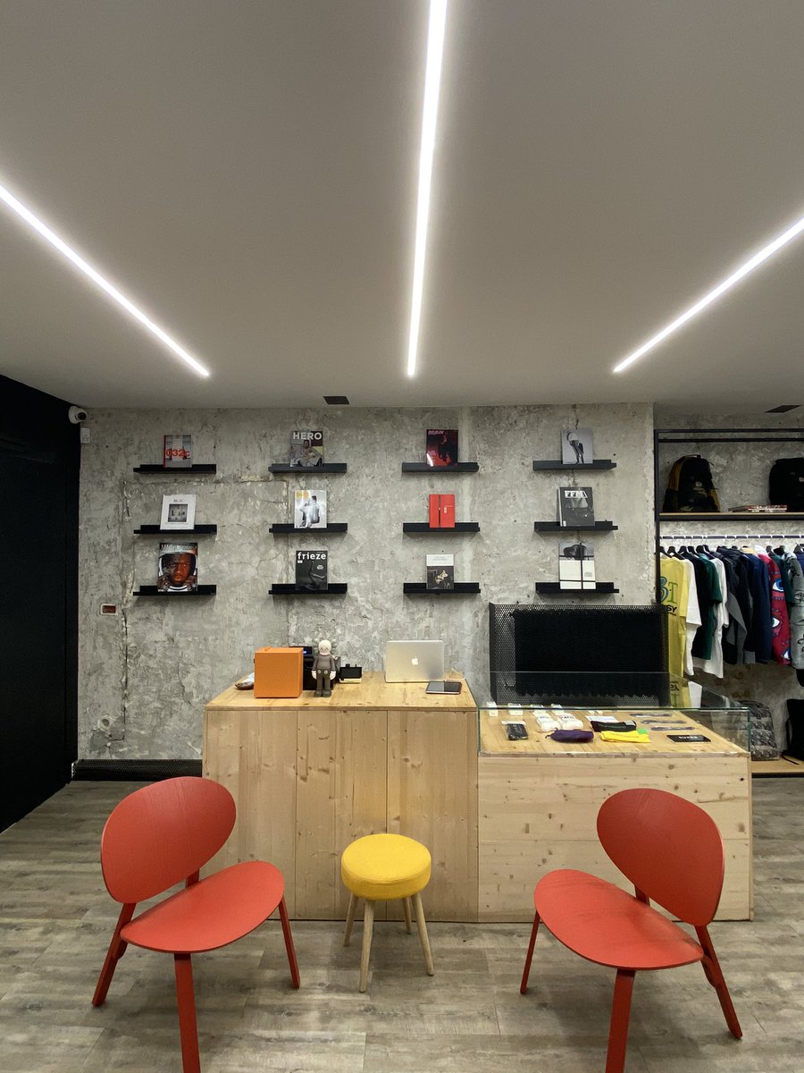 refreshdashop's tweet photo. refresh. // #refresh #gavirate #varese #sneakers #library #culture https://t.co/z7sbEXJeA1