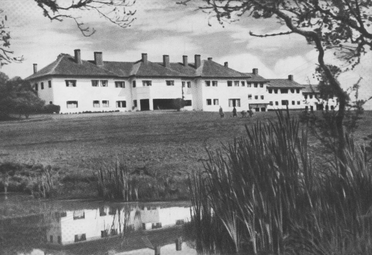 This is the hotel as it looked in the late 1940s. In those days, the hotel, was known as Mawingo.It was built by “Manhattan socialist” Rhoda Lewihnson and her lover, Gabriel, after they had bought the land from another American, San Franciscan Myra Wheeler.