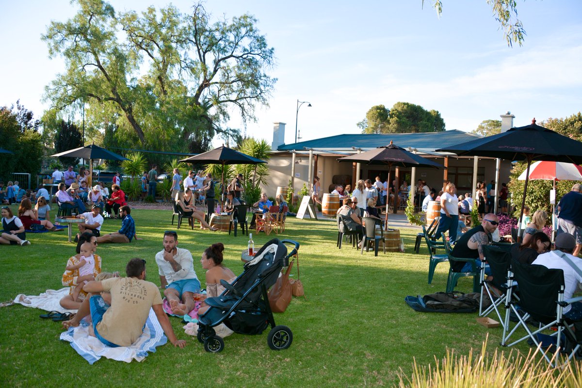 Once again Wines by the Grass has snuck up so quickly!! Kicking off at 5pm come join us for wine, craft beer, food &amp; live acoustic tunes in our beautiful garden!! Check out the link for more info. instagram.com/p/CLaci1vD9sH/…
#WBTG #KalleskeWines #Greenock #OrganicWines #mybarossa