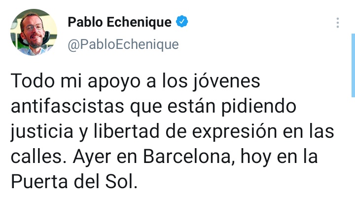 Bcnisnotcat_'s tweet photo. Ha salido una chica llorando diciendo que le habían quemado la moto, que la tenía a terceros y que la necesitaba para ir a trabajar para poder dar de comer a sus hijos y no se puede permitir comprar otra. @PabloEchenique no tienes vergüenza, miserable. https://t.co/He9vA2fclS