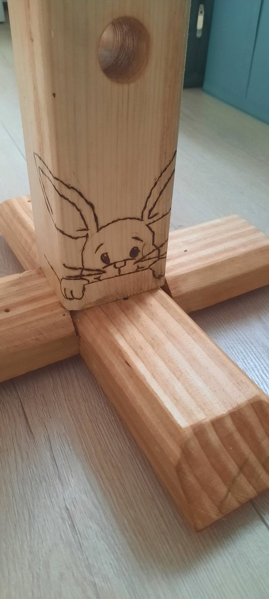 Heute ein neues Projekt fertig geworden. Ein Futterbaum für Hasen mit Brandmalereien. #heimwerker #diy #holzwerker #hasen