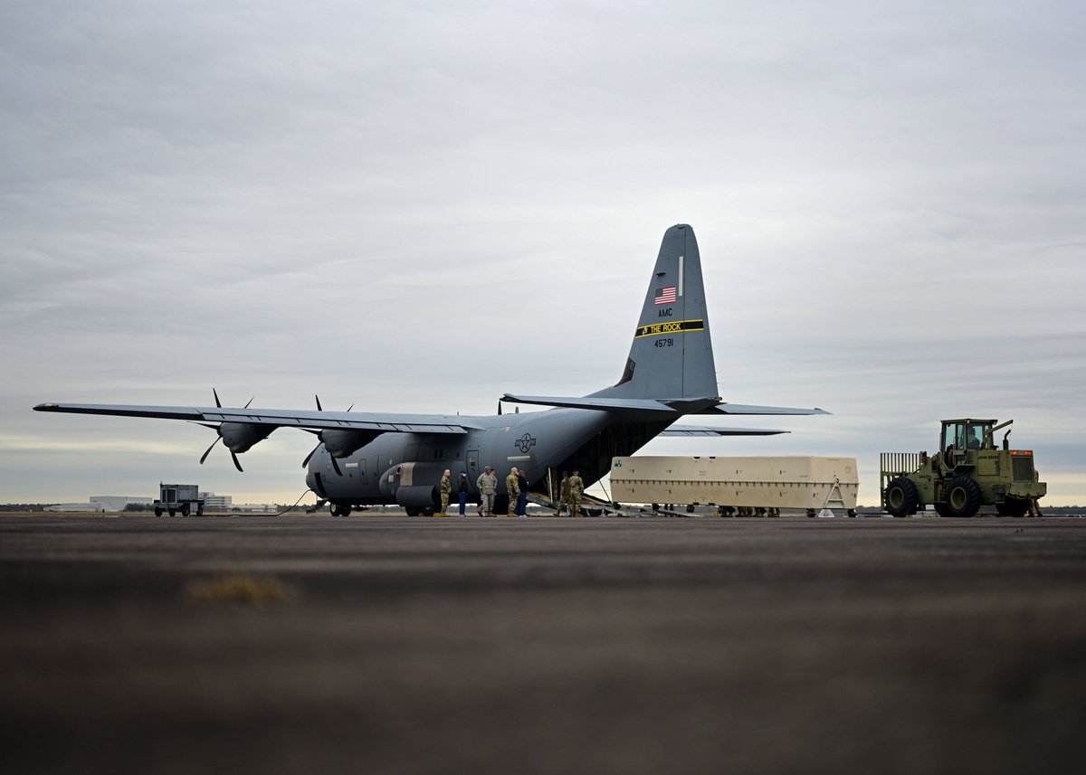 LRAFB's tweet photo. The latest iteration of Green Flag Little Rock featured a little bit of everything. 

✅ @82ndABNDiv airdrop &amp; airland support 
✅ Wet-wing defuel of a C-130J 
✅ SERE &amp; CSAR scenarios
✅ F-15 integration 

Read more about GFLR 21-04 » https://t.co/UdZaVazz30 https://t.co/xnI9wcpyXg