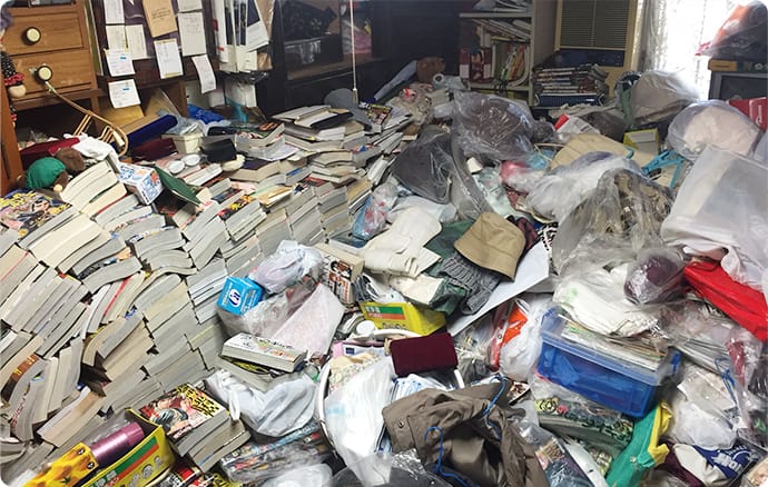 There are even Japanese slang words for extremely cluttered abodes: 汚部屋 oheya - "dirty room", and ゴミ屋敷 gomi yashiki - "trash (filled) mansion". 3/