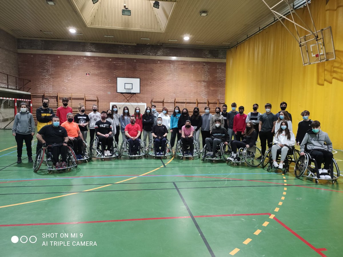 INSJoanOro's tweet photo. Avui l’alumnat de 3r d’ESO ha tingut l’oportunitat de compartir una classe d’Educació Física amb els jugadors i jugadores del .@CBPardinyes  de #Lleida amb cadira de rodes. Han pogut experimentar aquest esport i continuar amb el treball realitzat sobre el valor de l’empatia. https://t.co/uR41yZtnCK