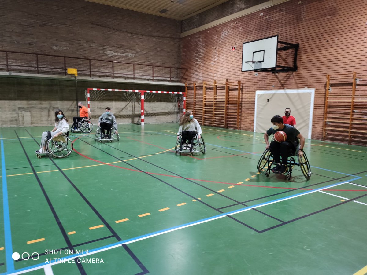 INSJoanOro's tweet photo. Avui l’alumnat de 3r d’ESO ha tingut l’oportunitat de compartir una classe d’Educació Física amb els jugadors i jugadores del .@CBPardinyes  de #Lleida amb cadira de rodes. Han pogut experimentar aquest esport i continuar amb el treball realitzat sobre el valor de l’empatia. https://t.co/uR41yZtnCK