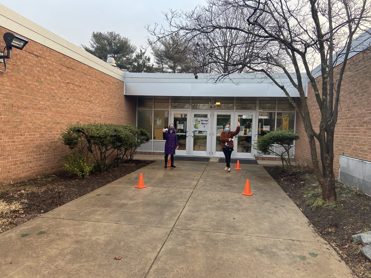 LJSprowls's tweet photo. We had music, smiles, and awesome energy from staff and students @GuilfordEle to welcome back our hybrid students!! #DifferencemakersRISE https://t.co/CjrNjq1AtO