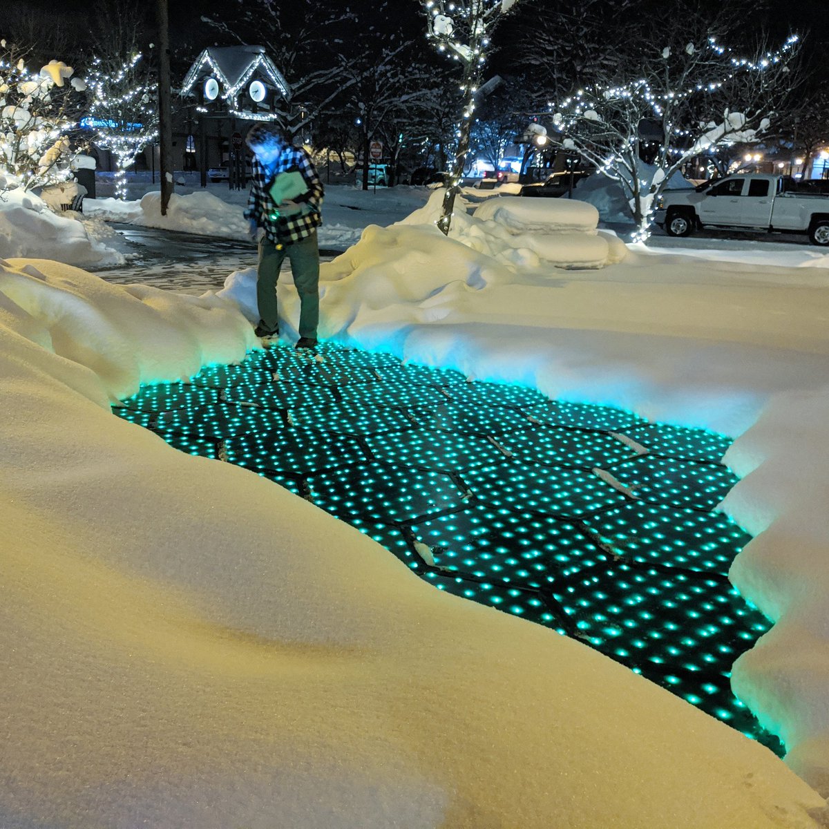 SolarRoadways's tweet photo. Our 💚's go out to everyone in Texas and other places who are dealing with extreme weather/ power outages.

Read about all the ways SR can help: https://t.co/QquBsb8fcD

#SolarRoadways #WinterSafety #GreenerandSafer #IntelligentInfrastructure 

Newsletter@SolarRoadways.com https://t.co/t1IpwXZ0bL