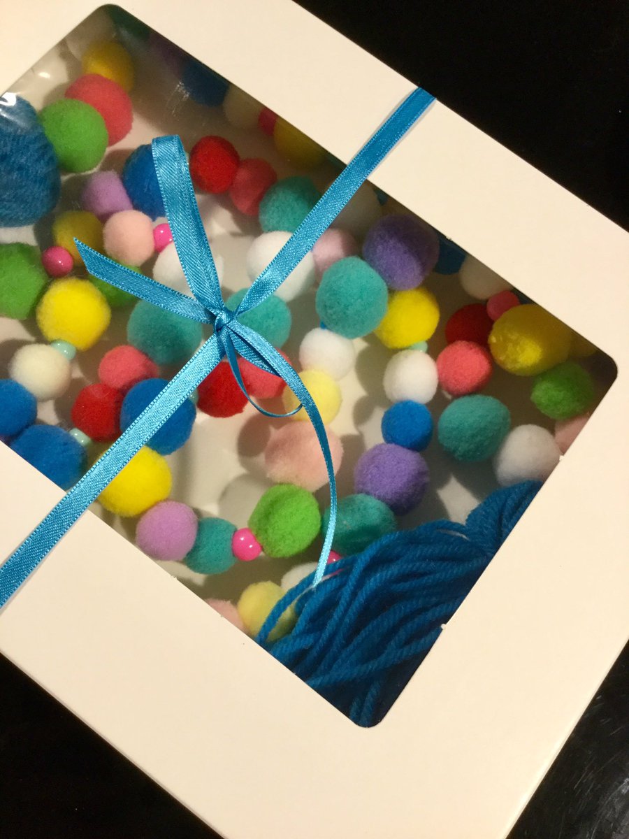 Trabajo en #turismo desde hace 18 años. Mi último sueldo pago fue el de agosto, desde enero dejamos de cobrar el ATP. Estoy haciendo guirnaldas 🎏 para vender 1.40 mts a $800 y 1.70 mts a $1100. Las borlas son color a elección. Muchas gracias por difundir ❤️