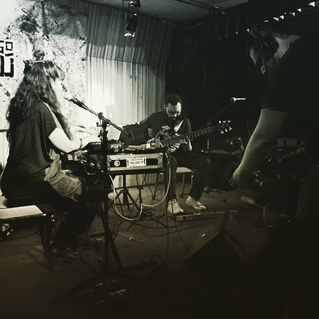 MxCian's tweet photo. Nuestro último concierto juntos. Después cambió el mundo.
Septiembre 2019.
Transmisión para @solojazzradio, @JaliscoTV / @JaliscoRadio
#CIAN #AmbientPop #andén #LiveLooping #SoloJazz #JaliscoRadio #JaliscoTV #EnVivo #Live #Broadcast #Radio #TV #CIANmx #DreamPop #Looperlative https://t.co/TzsI8AYbYs