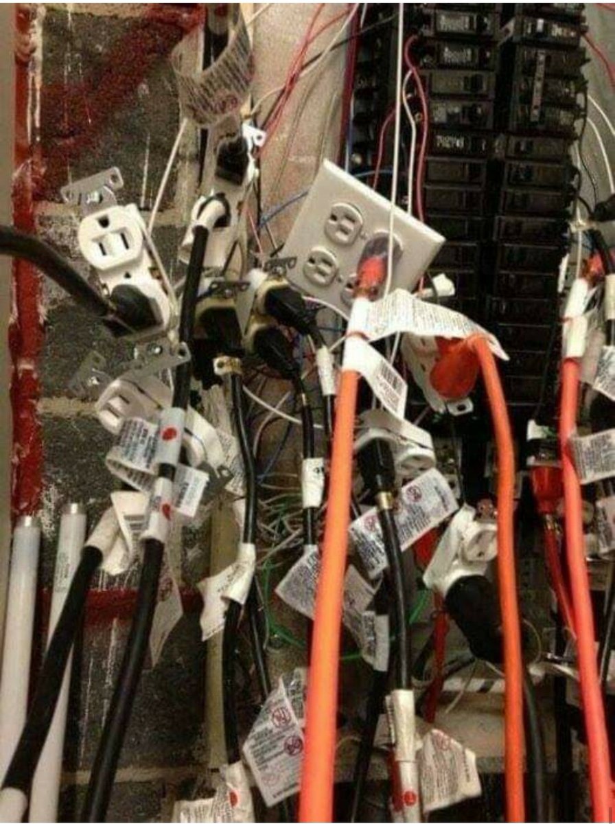 lcjrio's tweet photo. La parte trasera de la TV de Berto antes de que fuera el técnico del 4K

@Berto_Romero @NaideSabeNada @Buenafuente https://t.co/LG6N21qzw7