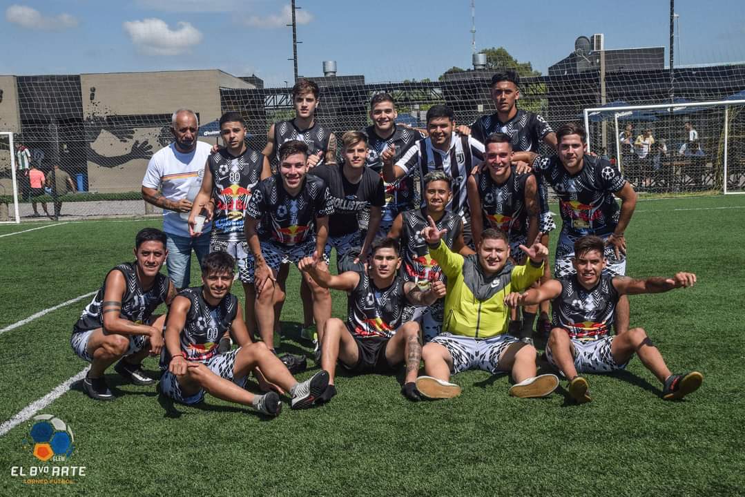 FcJuventus9's tweet photo. Este equipo está en la final, otra final. Que sea lo que el de arriba quiera, y siempre Juve ⚫⚪ https://t.co/tsWTS6CGI6