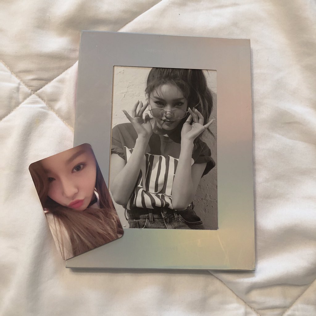 urlocalvelvet's tweet photo. 𓂅   🍌    𝗹𝗲𝘁'𝘀 ⠀ *    pōɯᥱr  ﾉ .    u𝗽 !   ⁺  𝕧𝕖𝕝𝕧𝕖𝕥 づ sᥱnsᥱ ꜜ 𝓷 oɯ 𝗶𝗻 __   : #LILY_KNOWS #WDYK_byLILY

Mizuki vino con sus regalos a ver a la diosa @itslily_tw en su debut, ¡te deseamos lo mejor, chiquita! https://t.co/VTJaOz6HEz