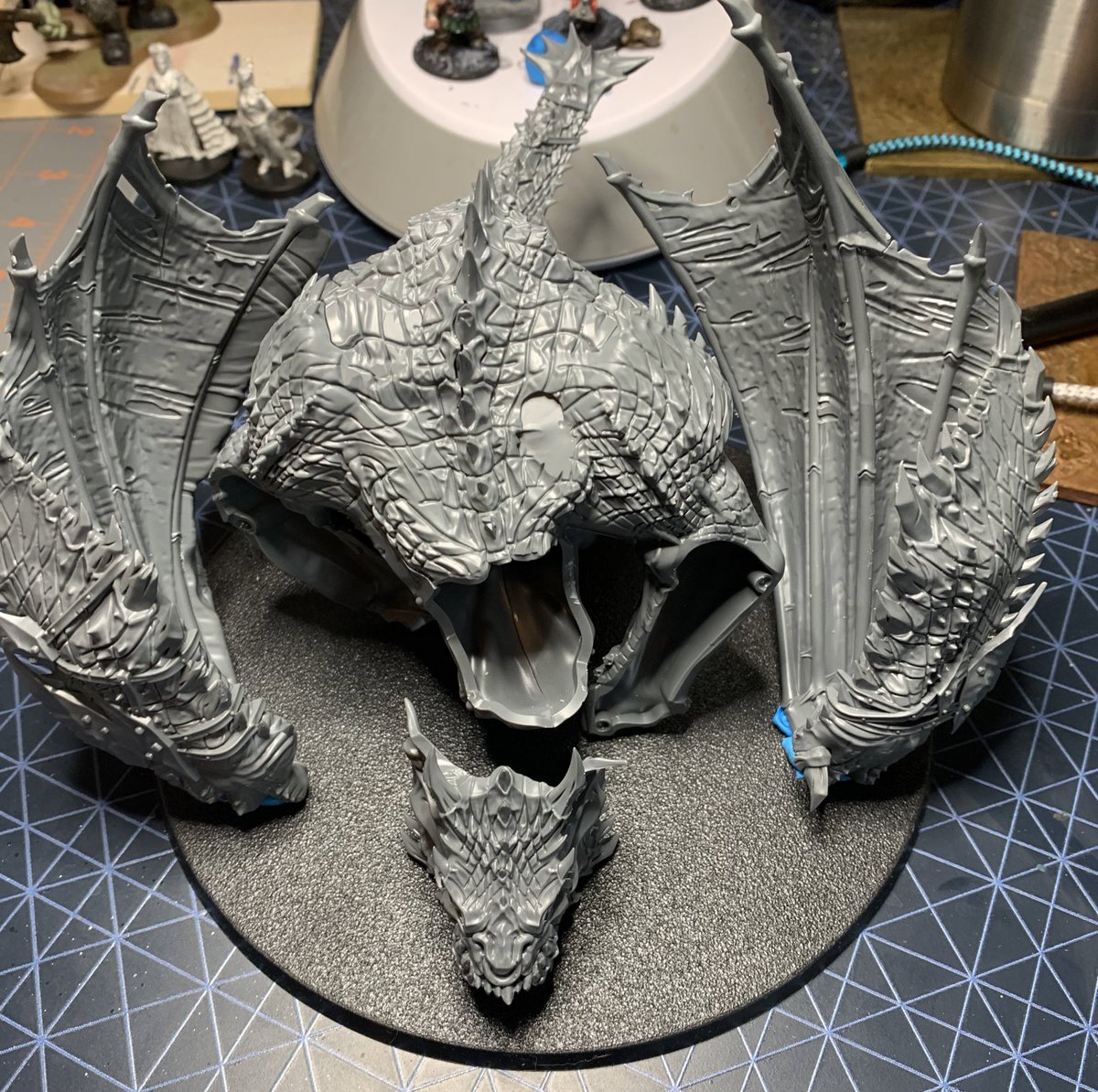 JoshBecka's tweet photo. #hobbystreak day 149
Spent more time than I care to admit figuring out out the wings/forearms go on while try to see how to get them painted while attached. Did some gap filling too.
#warmongers #PaintingWarhammer #ageofsigmar #orcs #orcproblems https://t.co/M9s8xnRS5U