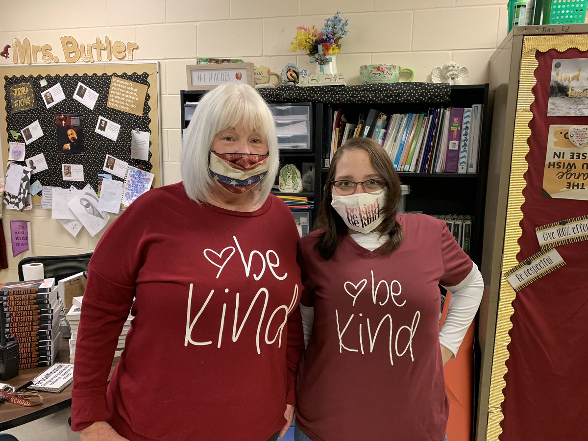 NMMSSaveClub's tweet photo. We had a blast passing out random compliments and spreading kindness all around campus today! Students were also challenged to post to their own page and tag us and many did it! #nmms_colts #randomactsofkindness #sandyhookpromise💚 #savepromiseclub https://t.co/sMRvcX2Jsc