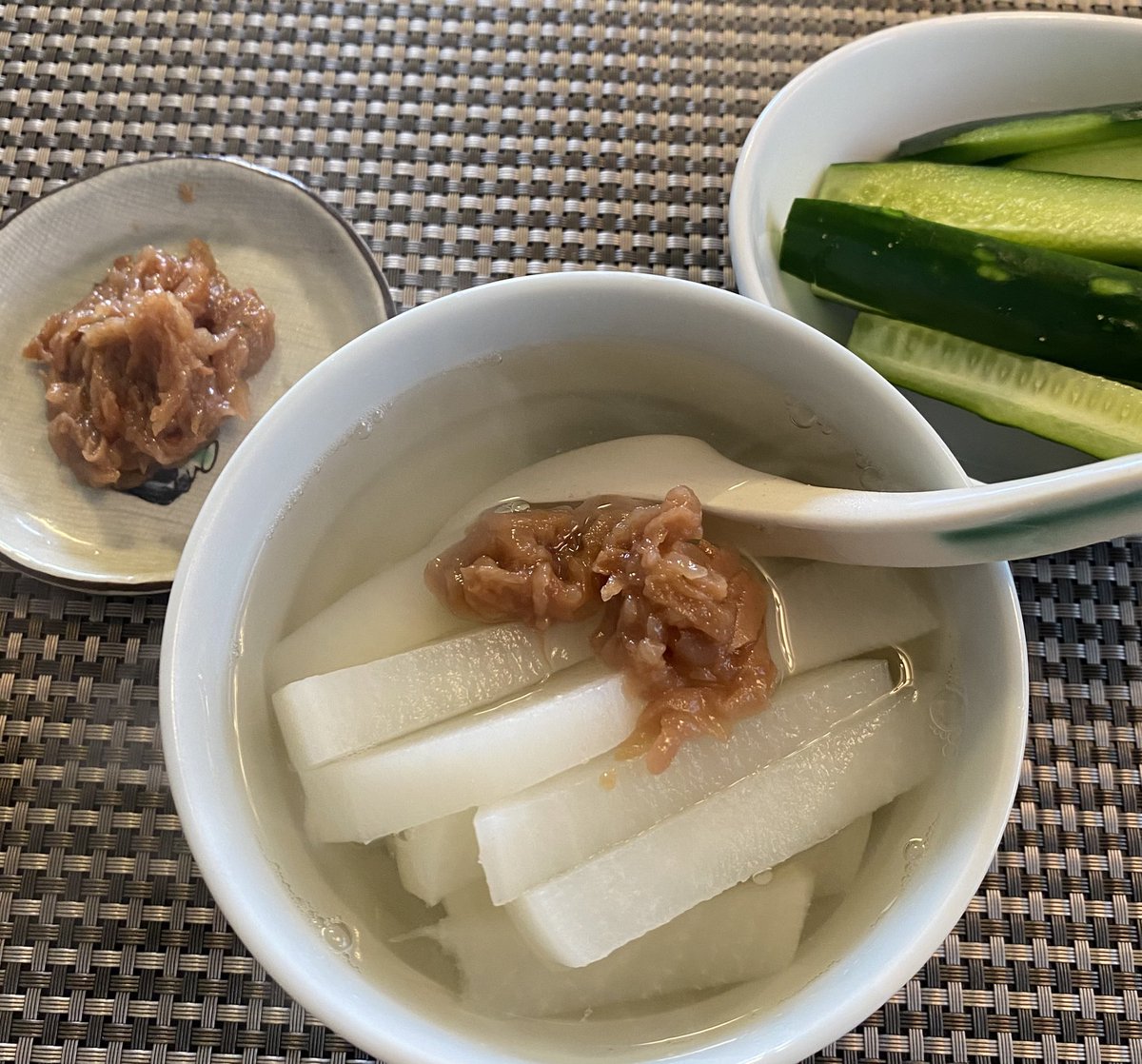 Yoshiko Fukuda オプティマムファスティング後のスッキリ大根の腸デトック効果がすごい 昆布出汁で大根を茹でる 茹で汁に梅干しで味付け まずはスープから 次に大根 梅干しのクエン酸が洗剤の役割 大根の繊維がたわしの役割 昆布のグルタミン酸が腸内細菌