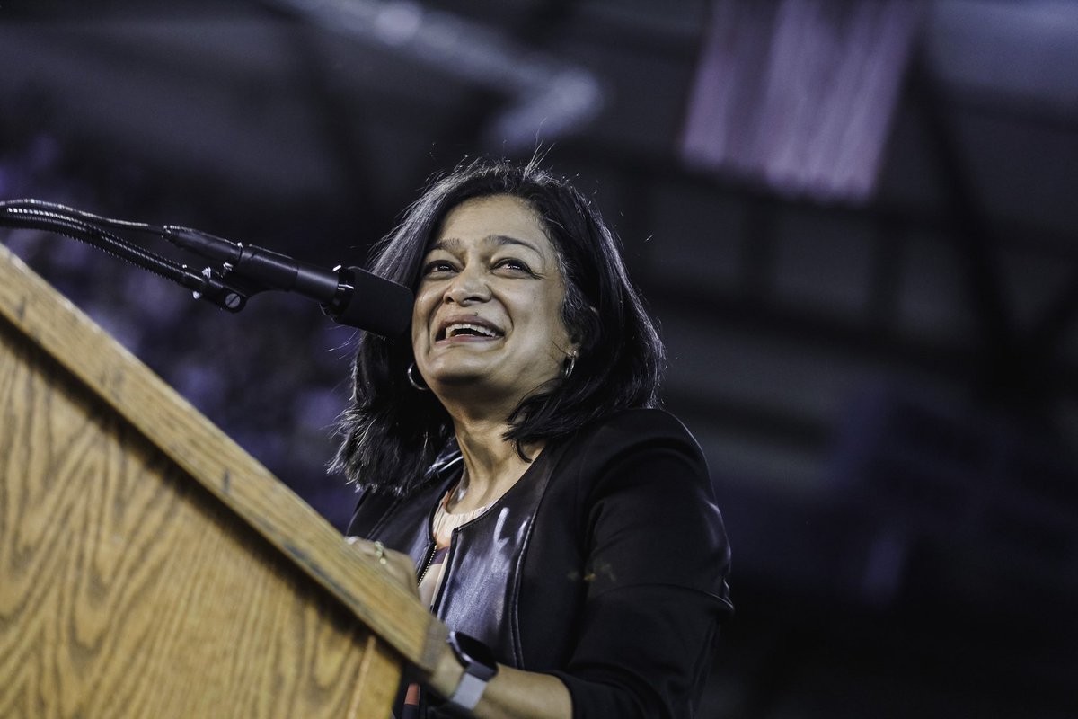 7th district congresswoman  @PramilaJayapal stumps for her Seattle constituents, introducing  @janeosanders and Sen.  @BernieSanders on to the stage! 8/13