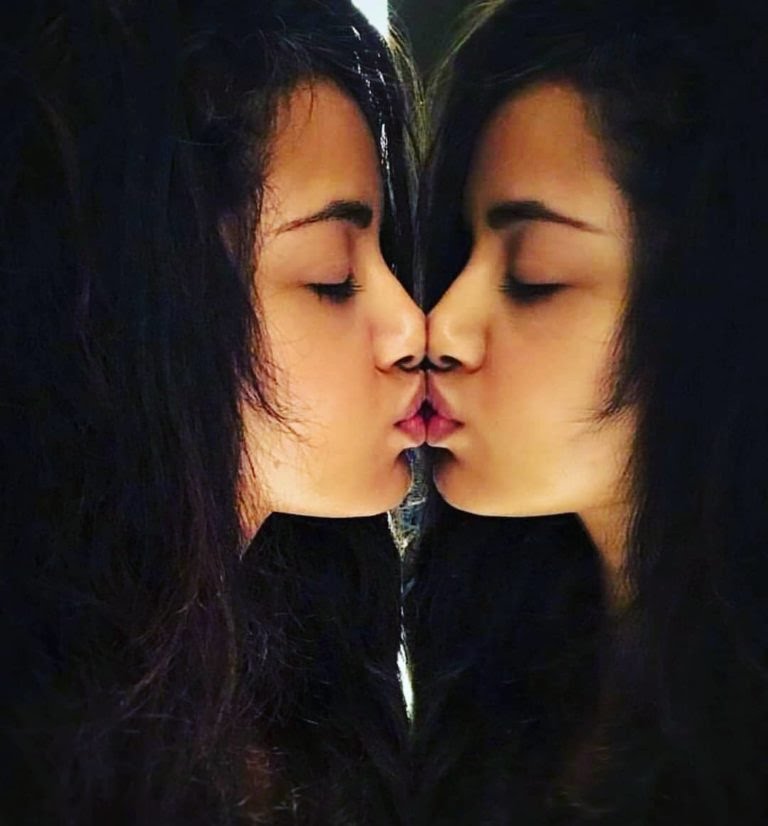 Korean girls kiss. Kissmegirl. Русские девочки лесбияночки. Красивый поцелуй. Kissmegirl.