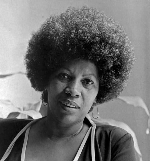 "Il tuo amore è troppo grande". [...] "Troppo grande? [...] L'amore o c'è o non c'è. L'amore piccolo non è amore per niente"."

Oggi nel 1931 nasceva la scrittrice #ToniMorrison, prima afroamericana a vincere il premio #Nobel per la letteratura.

<a href="/Sperling_Kupfer/">Sperling & Kupfer</a>.

#18febbraio.