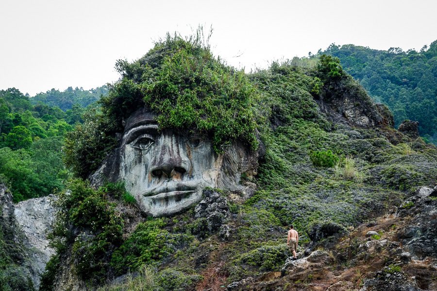This is called Bukit Kasih, “Hill of Love,” located in Kanonang, near Manando, North Sulawesi (Indonesia). I cannot find any information about its date of construction.