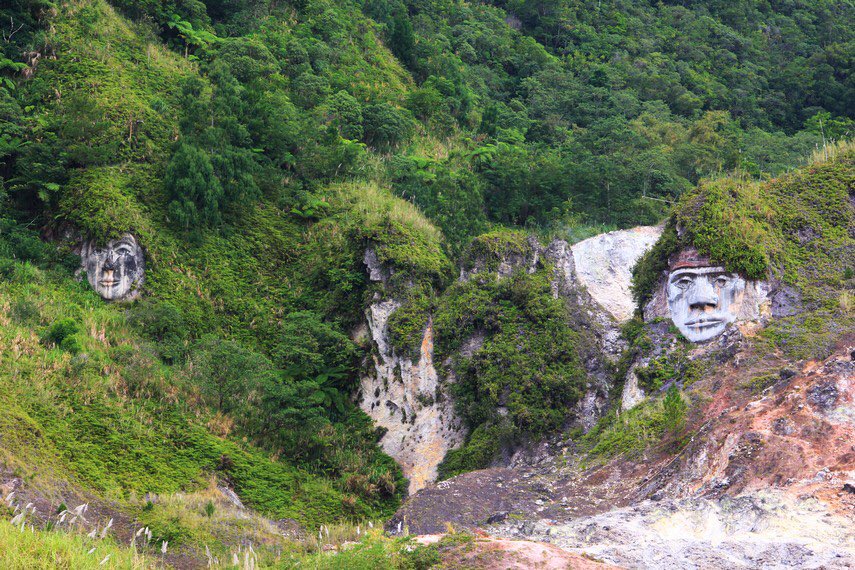 This is called Bukit Kasih, “Hill of Love,” located in Kanonang, near Manando, North Sulawesi (Indonesia). I cannot find any information about its date of construction.