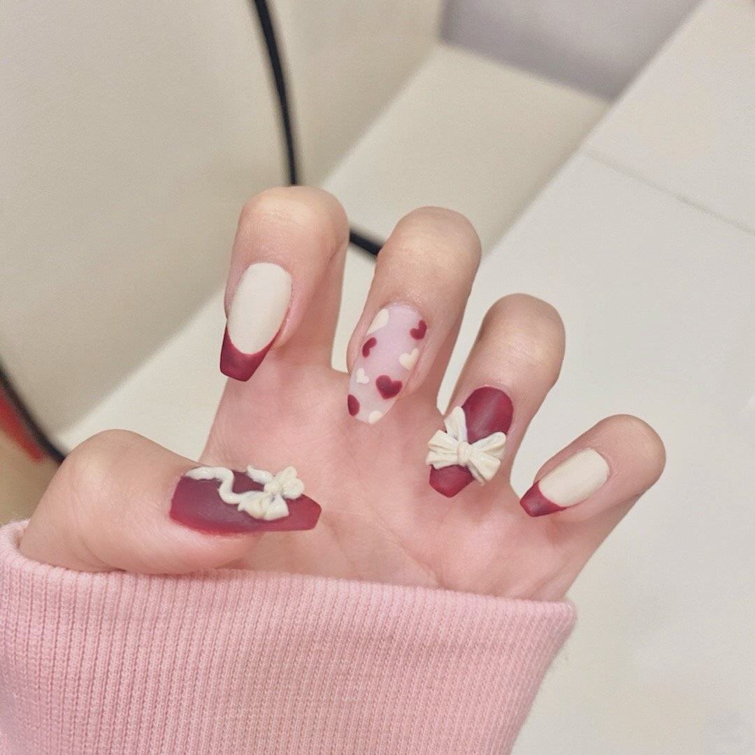 AMUMU1999's tweet photo. 过���压岁钱🧧做了一个手指甲，一个脚趾甲，然后就没了，长大了真的压岁钱就少了哼！ https://t.co/gGGXg9J3d7