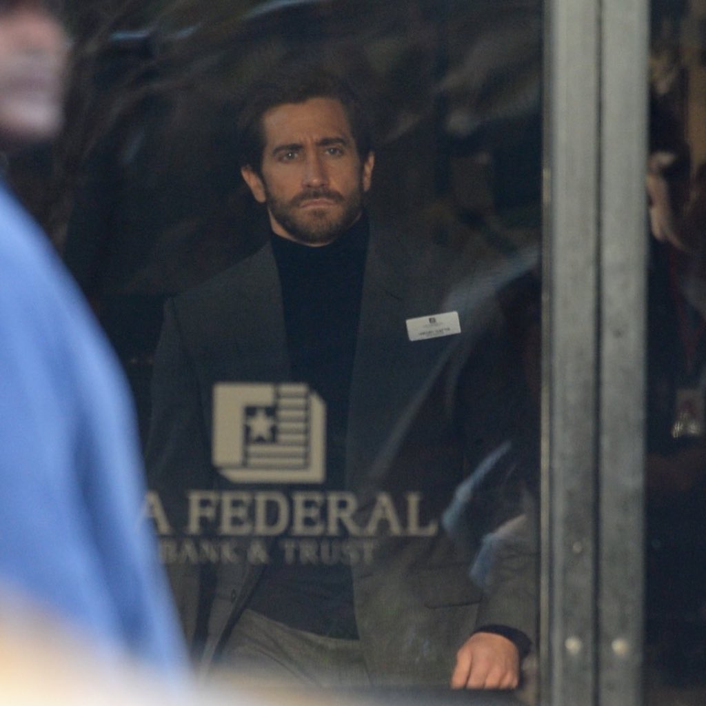 lilyjamesinfos's tweet photo. 40 year old Jake Gyllenhaal filming his new movie, “Ambulance”, in LA 😉 https://t.co/XgG04OfpKN