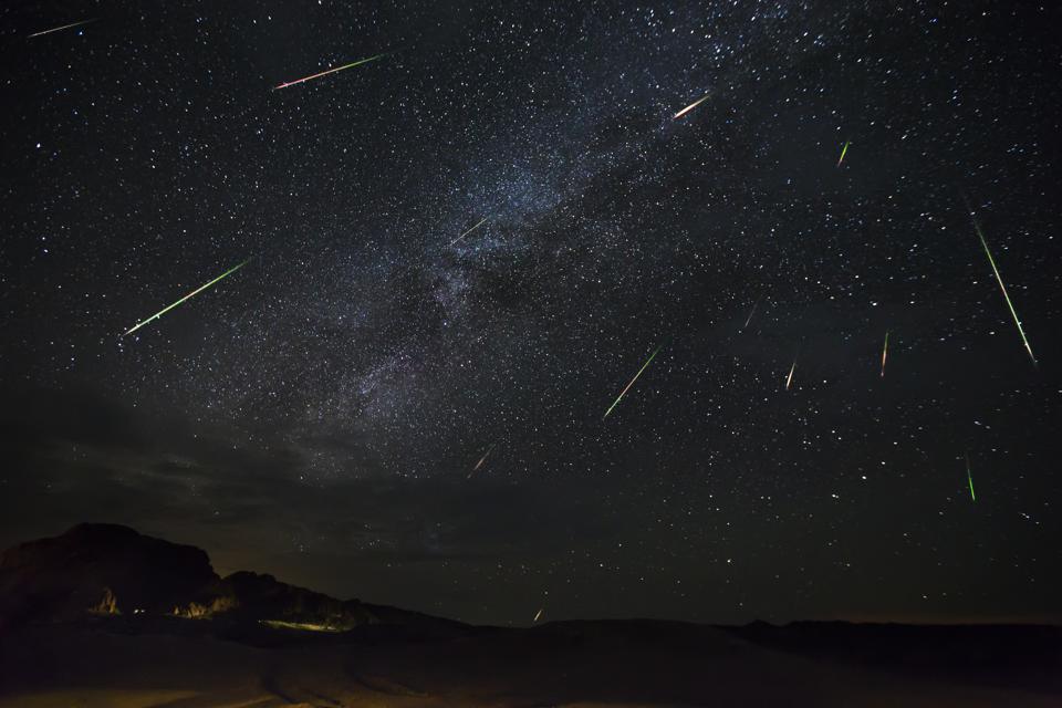 _SpaceEnglish's tweet photo. #astronomy 
Meteor shower;
A Meteor shower is " a celestial event in which many meteorites are seen radiating from one spot in the night sky". https://t.co/7MB6caaw7C