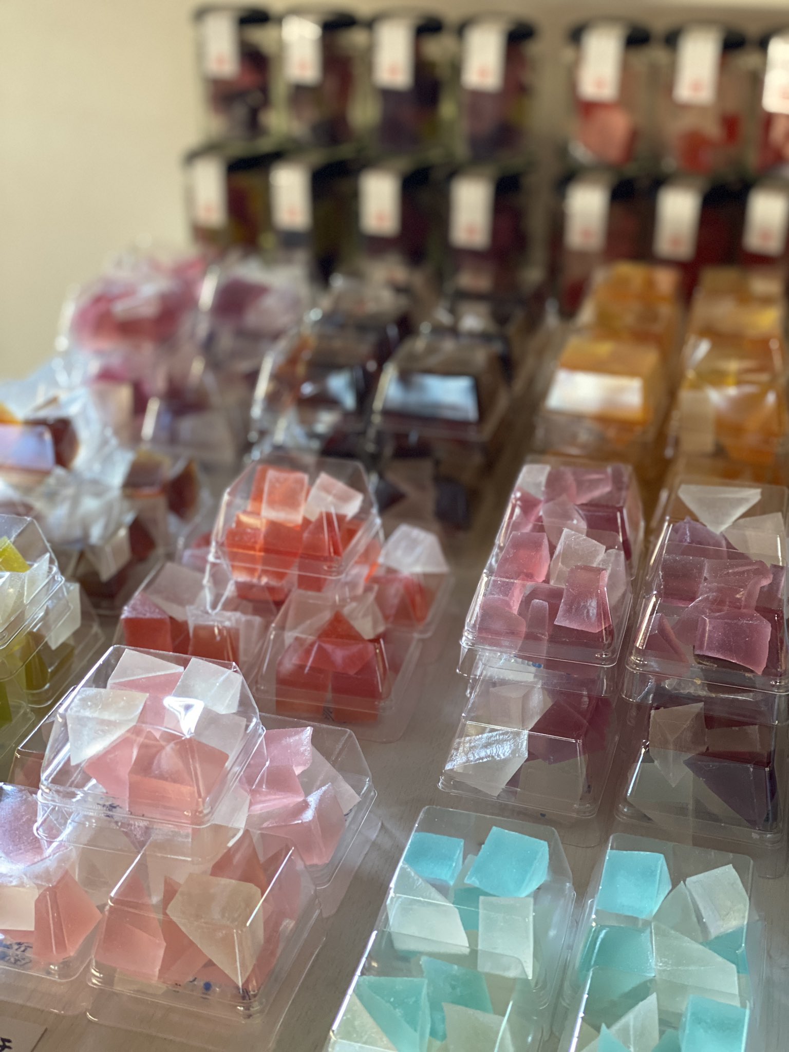 レアチーズの水まんじゅうのお店中津菓子かねい 花氷 むかーしからある お干菓子が今若い方に大人気で嬉しくなってます 上質な寒天のお菓子に フルーツのエキスを入れて ちょっとだけお砂糖で味付けした ヘルシーな花氷 周りはカリッとして 中は