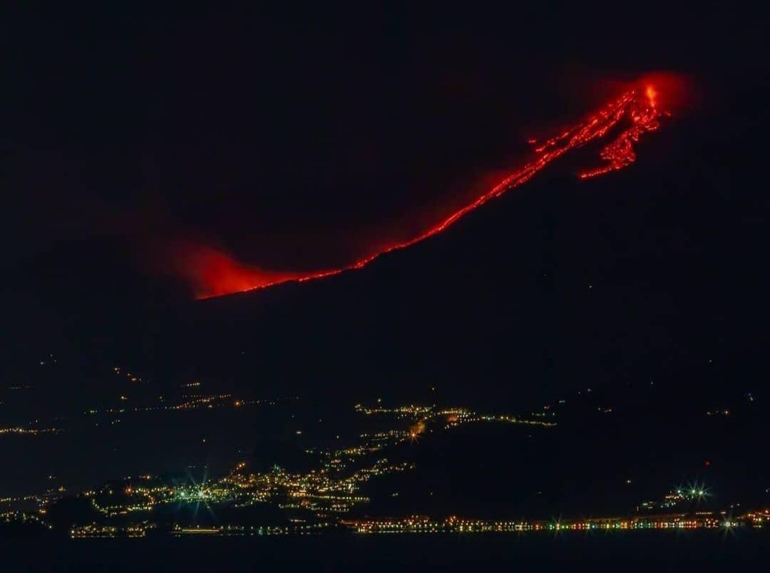 GeoTerra6's tweet photo. 🇮🇹 #Italia | Actividad Monte #Etna 

El Instituto Nacional de Geofísica y Vulcanología, anuncia que además del flujo de lava reportado en el comunicado de prensa anterior https://t.co/j085a4n71O hay un segundo flujo que se está vertiendo en el flanco norte del Cráter Sureste https://t.co/SN8f8UZsO8