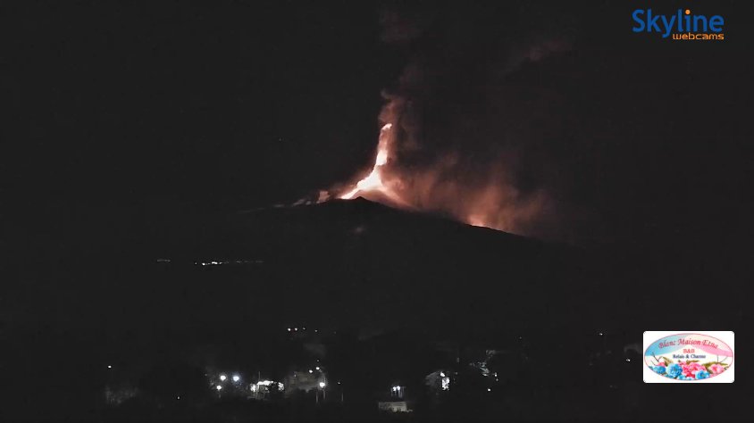 GeoTerra6's tweet photo. 🇮🇹 #Italia | Actividad Monte #Etna 

El Instituto Nacional de Geofísica y Vulcanología, anuncia que además del flujo de lava reportado en el comunicado de prensa anterior https://t.co/j085a4n71O hay un segundo flujo que se está vertiendo en el flanco norte del Cráter Sureste https://t.co/SN8f8UZsO8