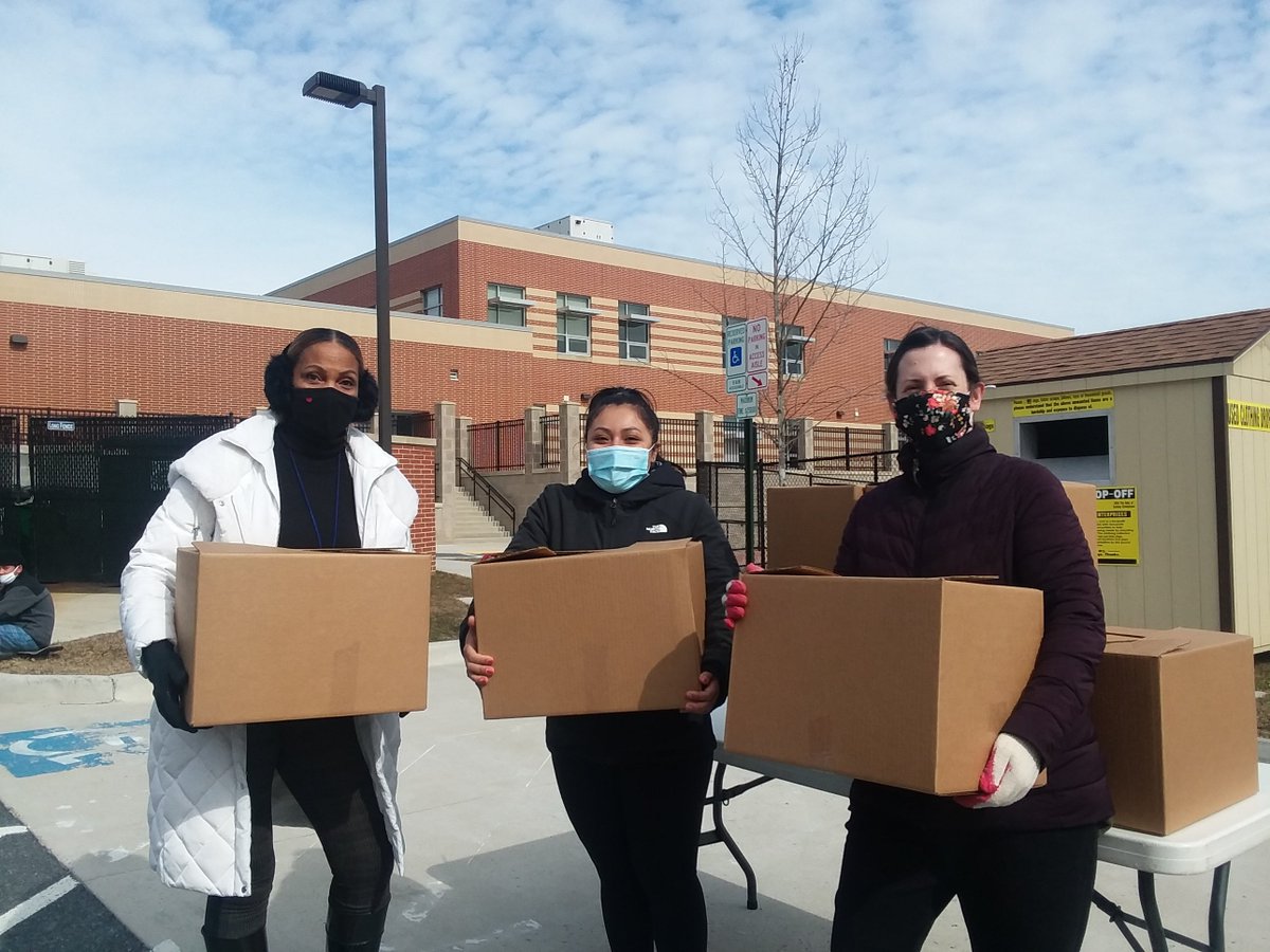 wwes_pta's tweet photo. Our wonderful volunteers came out on a Wednesday to support @WheatonWoods weekly's food distribution. @WWESAsstPrin @daman_harris https://t.co/vWfoe0XJdt