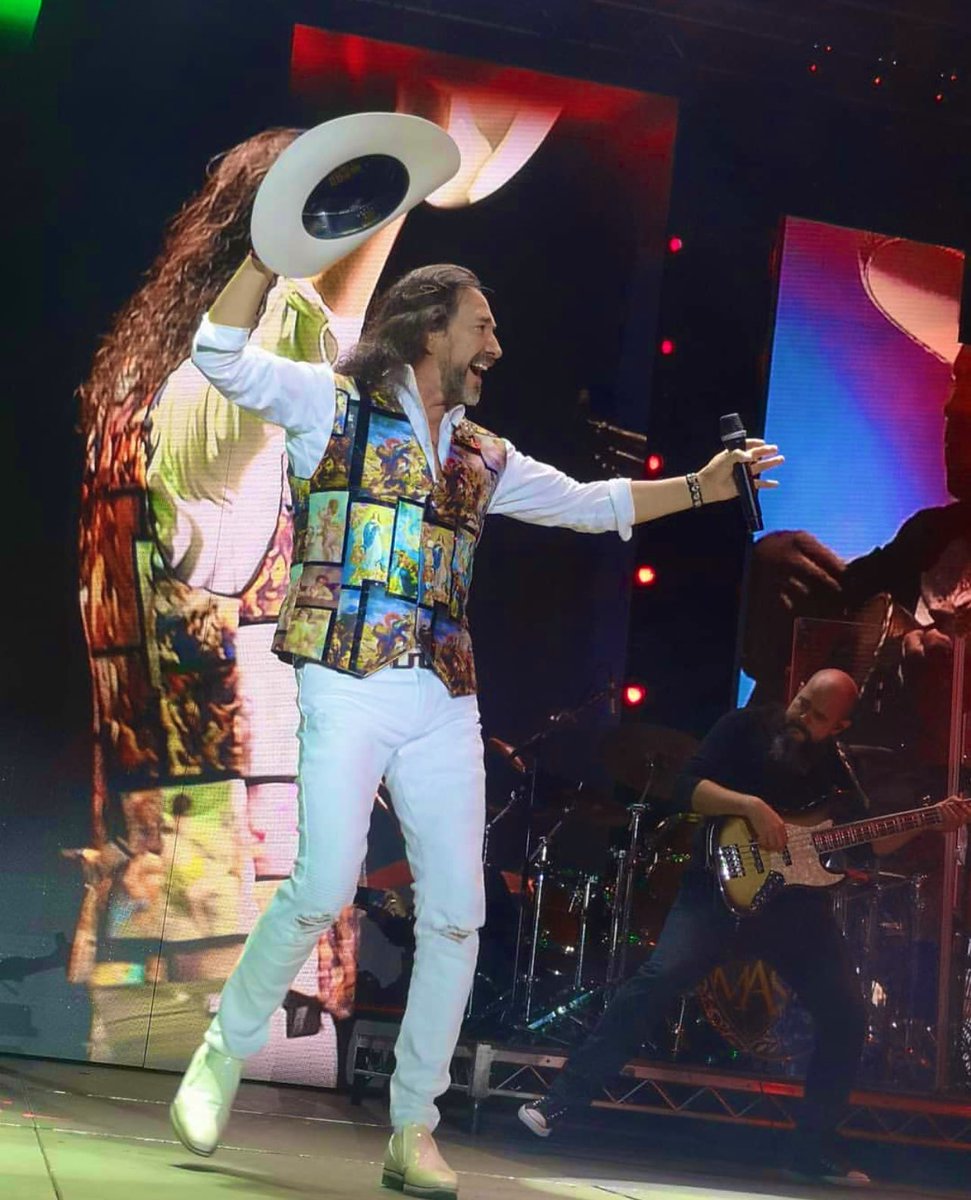 CarlosMaciasM's tweet image. Camino de la oficina a casa me di cuenta de algo: ¡Me urge un concierto de @MarcoASolis! 🥺😷

Lejano aquel octubre del ‘19 de los últimos que viví en #OracleCenter y #HollywoodBowl