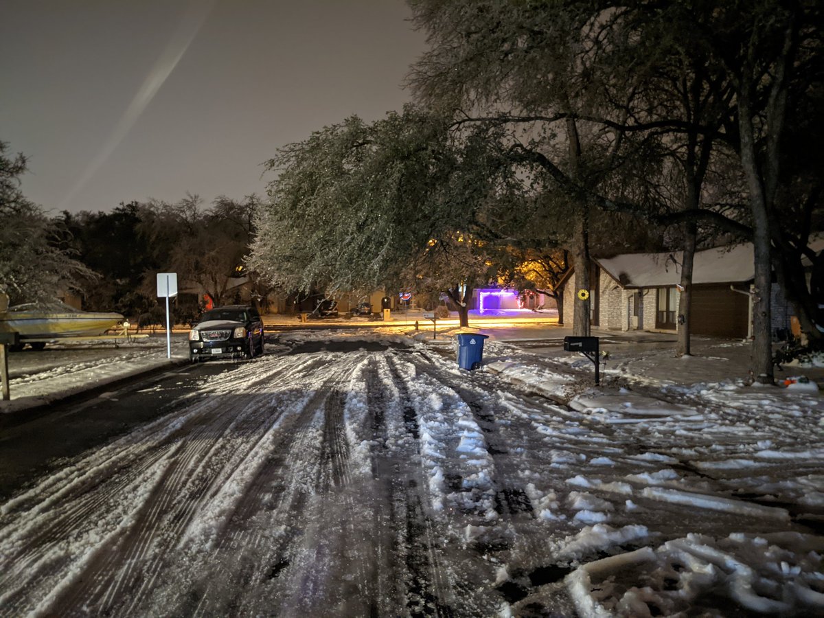 JohnnieIvy's tweet photo. I've got two giant trees leaning 6' from the road! Please don't break!! #ATX #ATXsnow #ATXWX #atxoutage https://t.co/h6WpuzGcQM