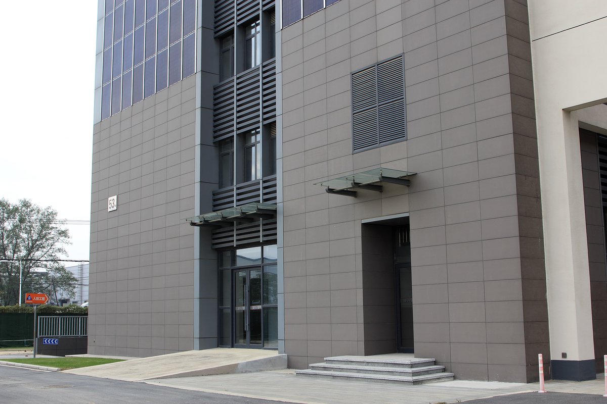 Lopochina's tweet photo. LOPO Terracotta Panels in Hefei College Project
The simple and low-key gray clay panel does not lose its texture.
#constructionnews #architecture #University #exterior https://t.co/eZENaEmffY