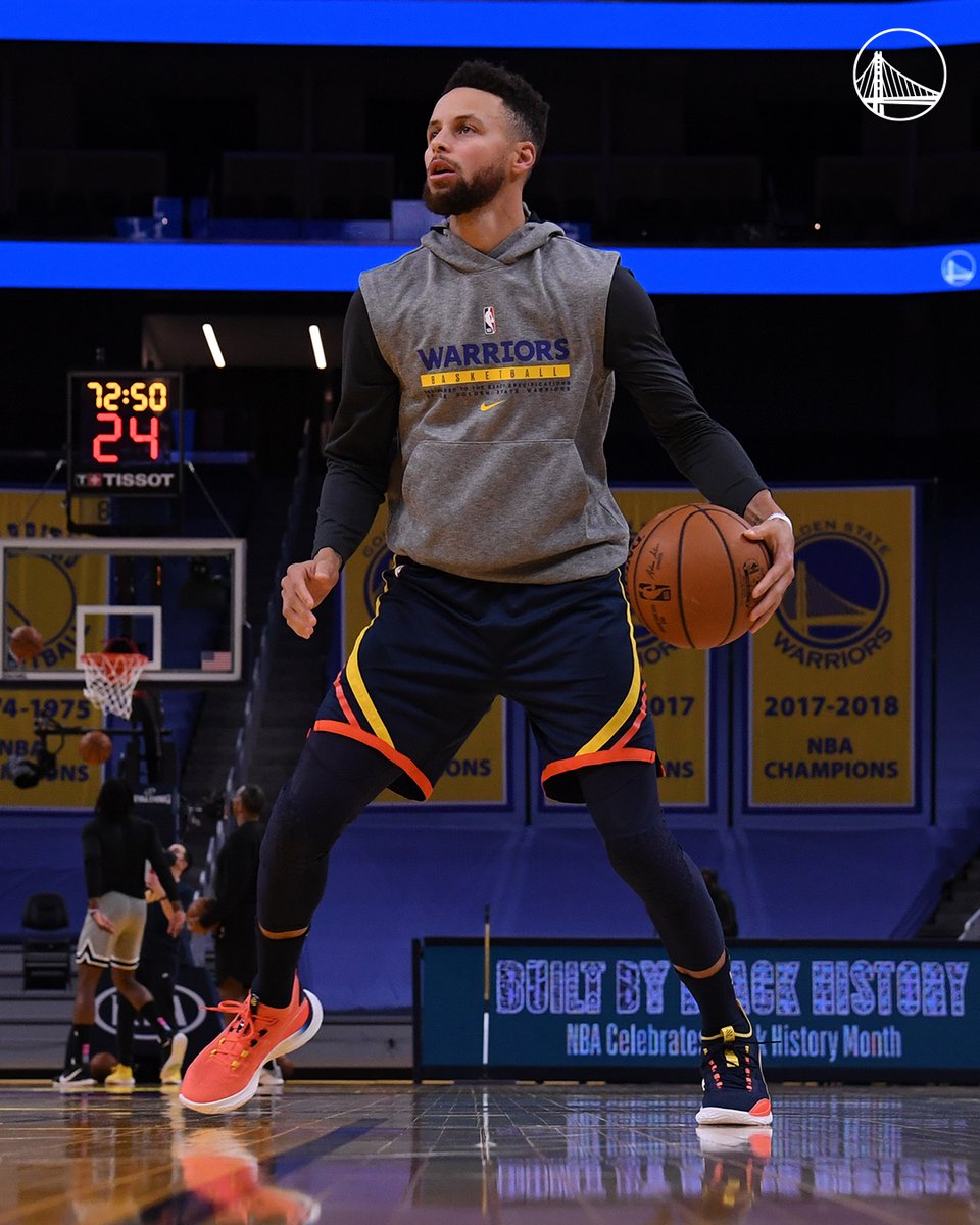 Steph dribbles pregame
