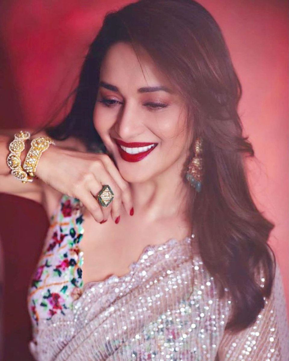 ebollywoodhub's tweet photo. @madhuridixitnene making us go Dhak-Dhak with her million dollar smile!😍♥️
.
.
#MadhuriDixit #MadhuriDixitNene #Ebollywoodhub #Bollywood #bollywoodactresses https://t.co/5AI3OZVN8Y