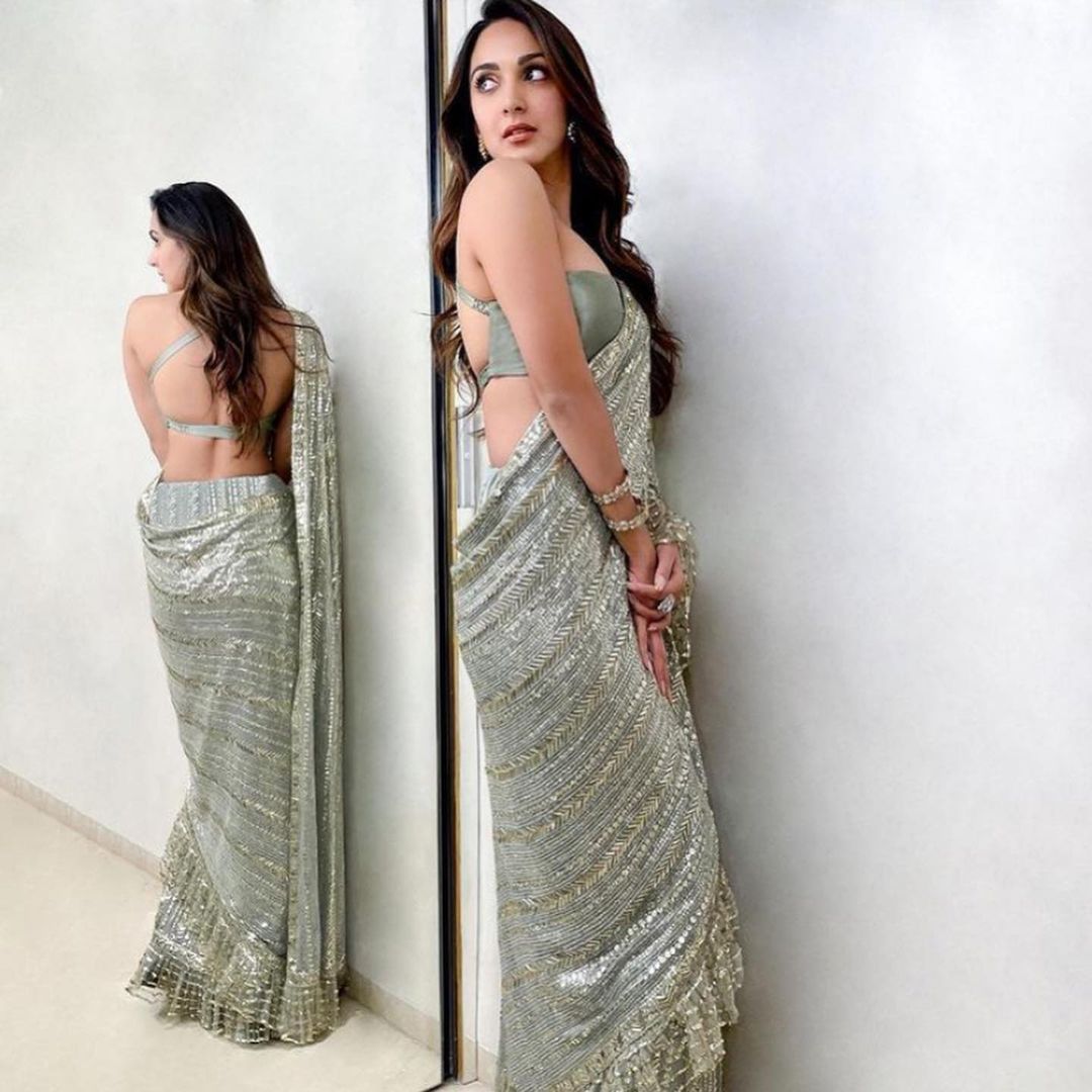 ebollywoodhub's tweet photo. @kiaraaliaadvani shines bright in a glamorous saree as she attends a wedding today!🤍😍✨
.
.
#KiaraAdvani #kiara #alia #ebollywoodhub #Bollywood #bollywoodactresses https://t.co/1man2uzrIV