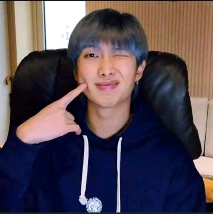 Loarck_32's tweet photo. La secuencia más hermosa no exist- 💜💜✨

@BTS_twt https://t.co/79CvB7XMxs