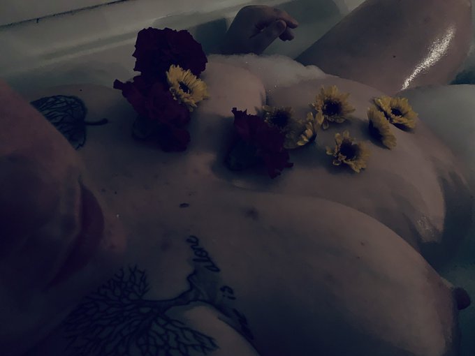 Roses and nipples and sunflowers and slippery wet parts...these are a few of my favorite things 🌻🥀 https://t