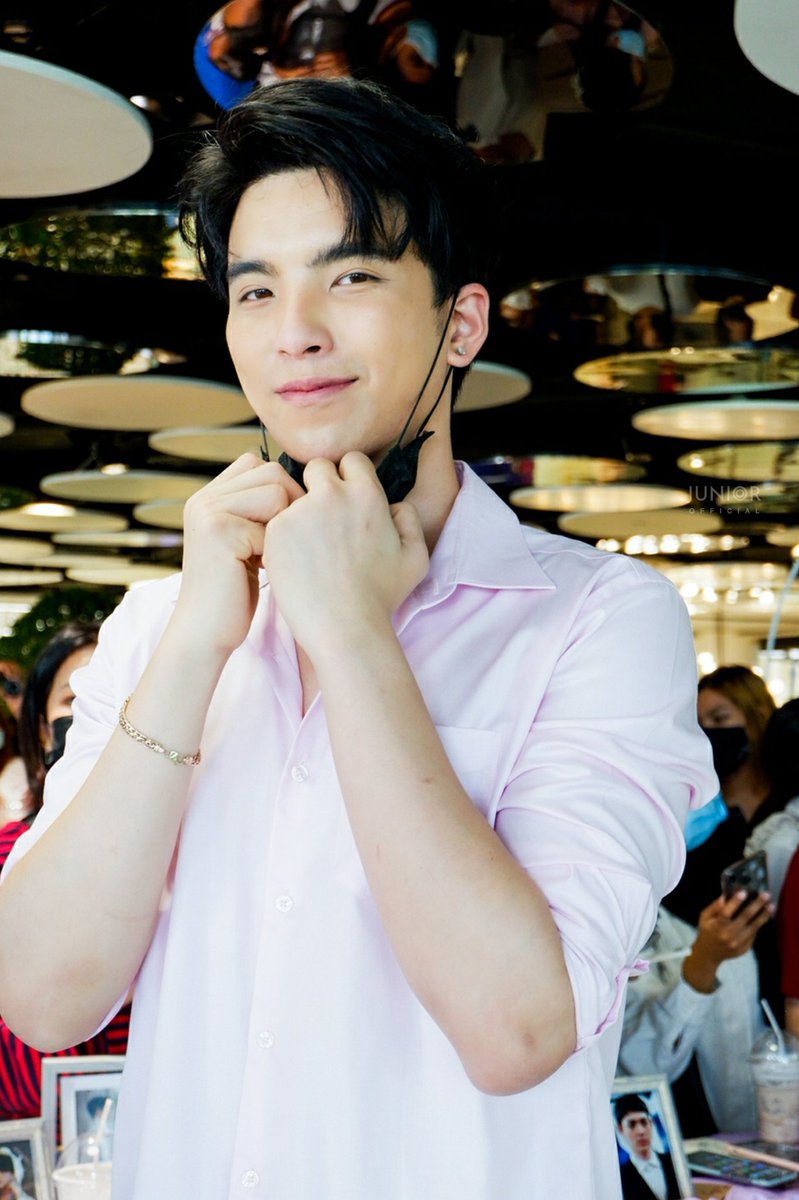 JUNIOROFFICIALX's tweet photo. [140264 | แกลลอรี่ วันสุดท้าย]

วันนี้ถ่ายซีรีส์วันที่สองแล้วน๊า สู้ๆ นะจ๊ะคุณบอส ทำให้เต็มที่ วันนี้ Teaser ซีรีส์ออกแล้ว รอติดตามกันนะคะ 

@daddyjuniorx
#ตัวเล็กของเนียร์  
#SBDAYOFLOVE 
#BadRoommateDay2
#Starhunterentertainment https://t.co/EUhxFzvxMi