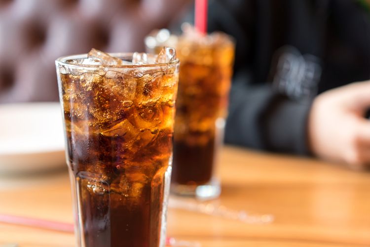 afrkml's tweet image. Buat km yg suka banget sama soda/cola/minuman dg pemanis buatan, kurangin deh.
Masalahnya, ada perbedaan pada tubuh ketika memproses liquid vs solid calories. Apalagi jika di-combo dg kebiasaan rebahan berlebihan (inactivity). Wah bisa memicu diabet, obes, gangguan jantung, dll