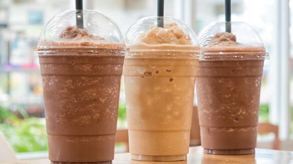 afrkml's tweet image. Buat km yg suka banget sama soda/cola/minuman dg pemanis buatan, kurangin deh.
Masalahnya, ada perbedaan pada tubuh ketika memproses liquid vs solid calories. Apalagi jika di-combo dg kebiasaan rebahan berlebihan (inactivity). Wah bisa memicu diabet, obes, gangguan jantung, dll