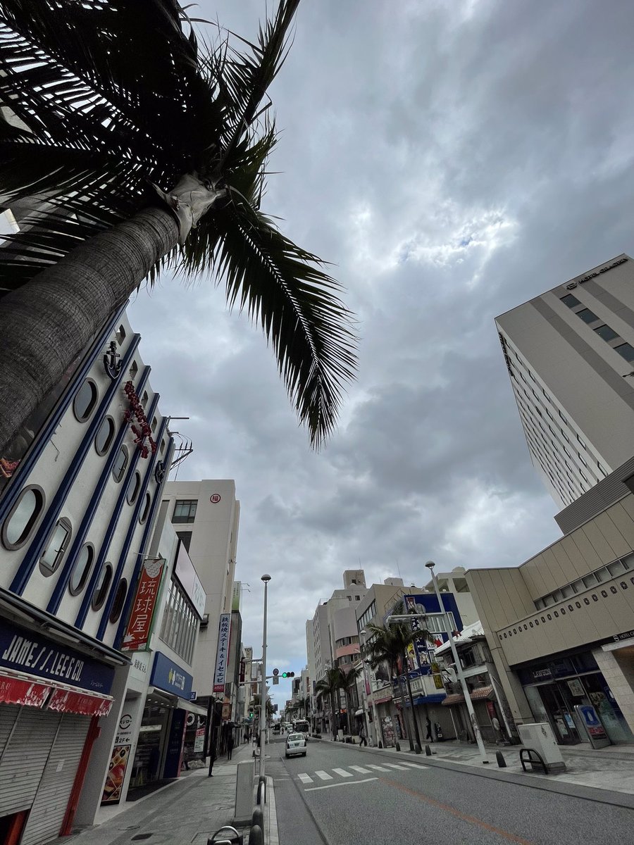 マンゴハウス 沖縄アロハシャツ かりゆしウェア 専門店 はいさ い 只今の那覇市の気温は13 最高気温13 の最低気温11 で風も強くかなり寒いです また冬に逆戻りです そんな那覇市 国際通り5号店 も11時より元気で営業しておりま す