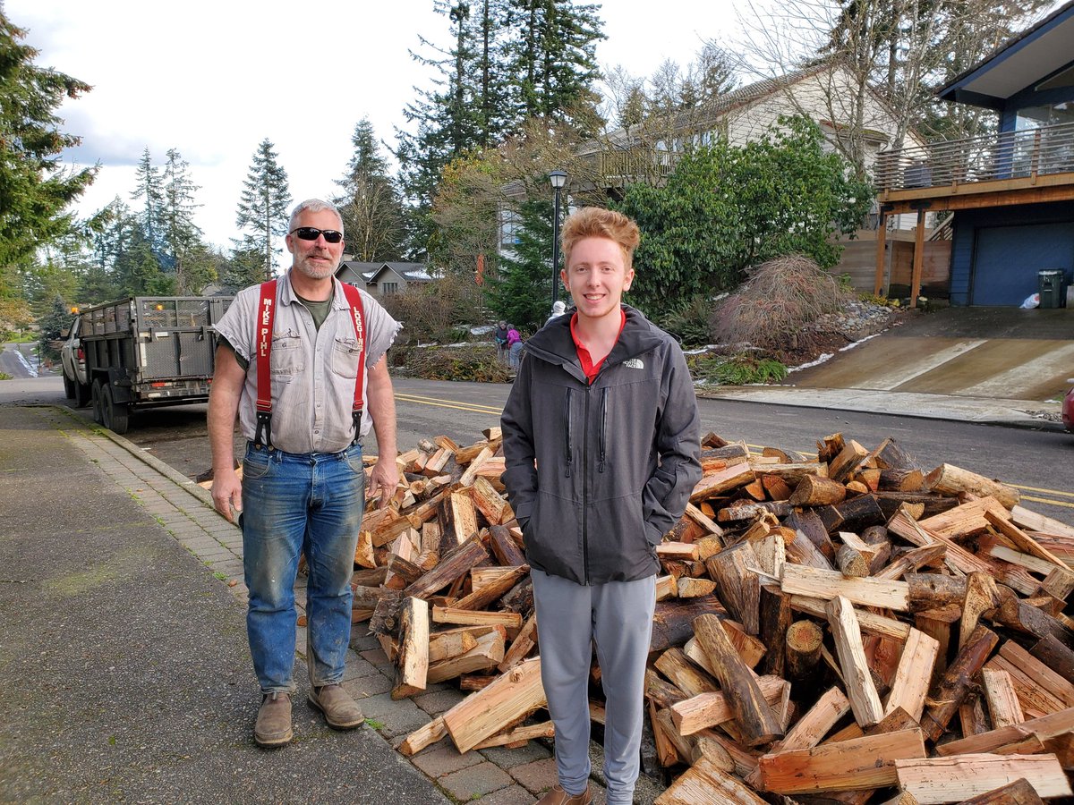 hotcouponmama's tweet image. #TimberUnity prez Mike Pihl &amp;amp; West Linn City Councilor Rory Bialostosky doing great work w/me today helping freezing Clackamas residents. Mike brought cords of wood from Vernonia. Bridging the urban/rural divide w/a little warmth. Happy to work w/local leaders to reduce EMS gaps.