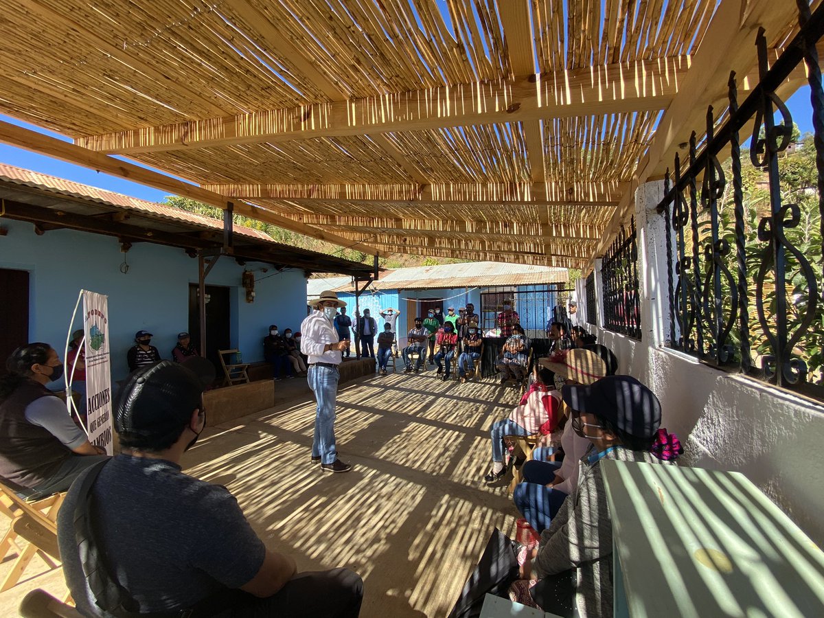 afodepoac's tweet photo. En #AFODEPO nunca llegamos con las manos vacías, a donde quiera que nuestra #familia va, siempre llevamos beneficios, así llegamos a San Mateo Río Hondo, con acciones que ayuden a mejorar la vida de quienes buscan superarse día a día. @alejandromurat @Cevi_GobOax https://t.co/WiR4RC4A4j