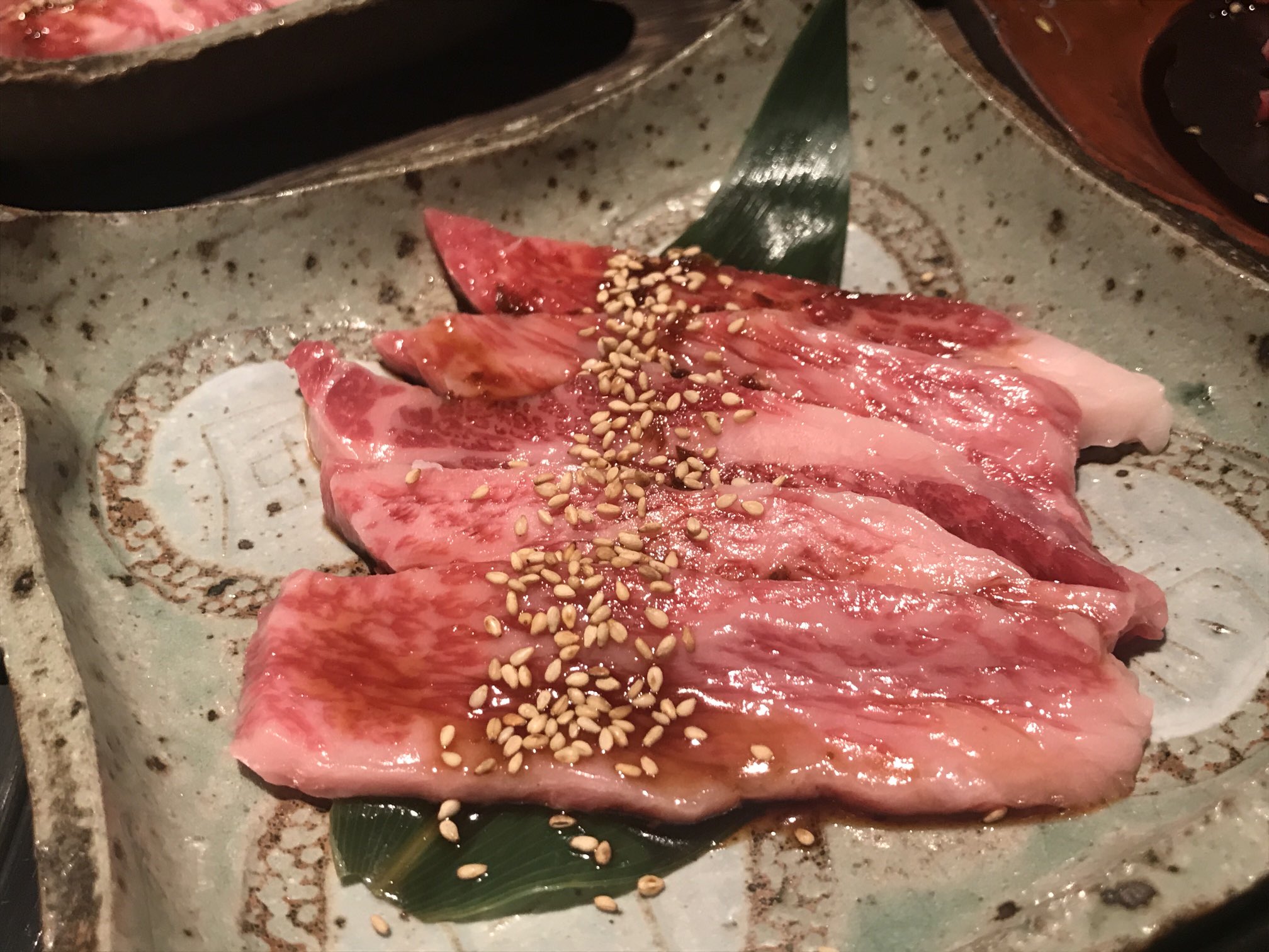 胃之頭五郎 孤独の山梨グルメ 和風焼肉和志牛 昭和店 落ち着いた雰囲気で半個室なのもいい 良い肉をじっくり味わえそうだ この日はカルビを二種類オーダー 左が松坂牛 右が黒毛和牛 どちらも旨い 松坂牛はなんとも言えない香りや味わいがある 高いからか