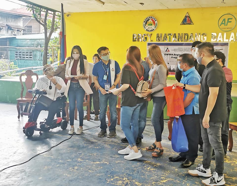 OWWAofficial's tweet photo. DOLE Sec Silvestre Bello III, OWWA Administrator Hans Leo J. Cacdac, together with OWWA officials, award Project EASE Scholarship Grant during the OWWA Regional Launching of Programs and Services at Matandang Balara, Quezon City. https://t.co/IIVuJLgaIp