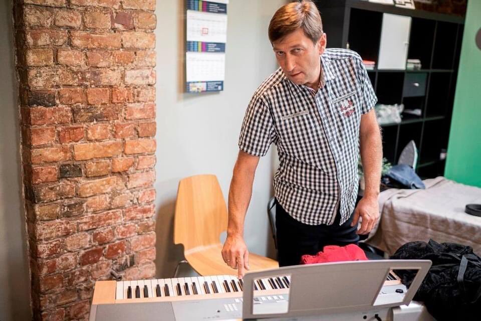 Kaspars Žūriņš ir gan viens no mums, gan arī viens no Latvijas improvizatoriem ar vislielāko pieredzi. Kaspar - par Tavu apaļo jubileju! Daudz laimes un priekā, draugs 😃 Šo to kopā esam sadarījuši pa šiem gadiem, ne..?