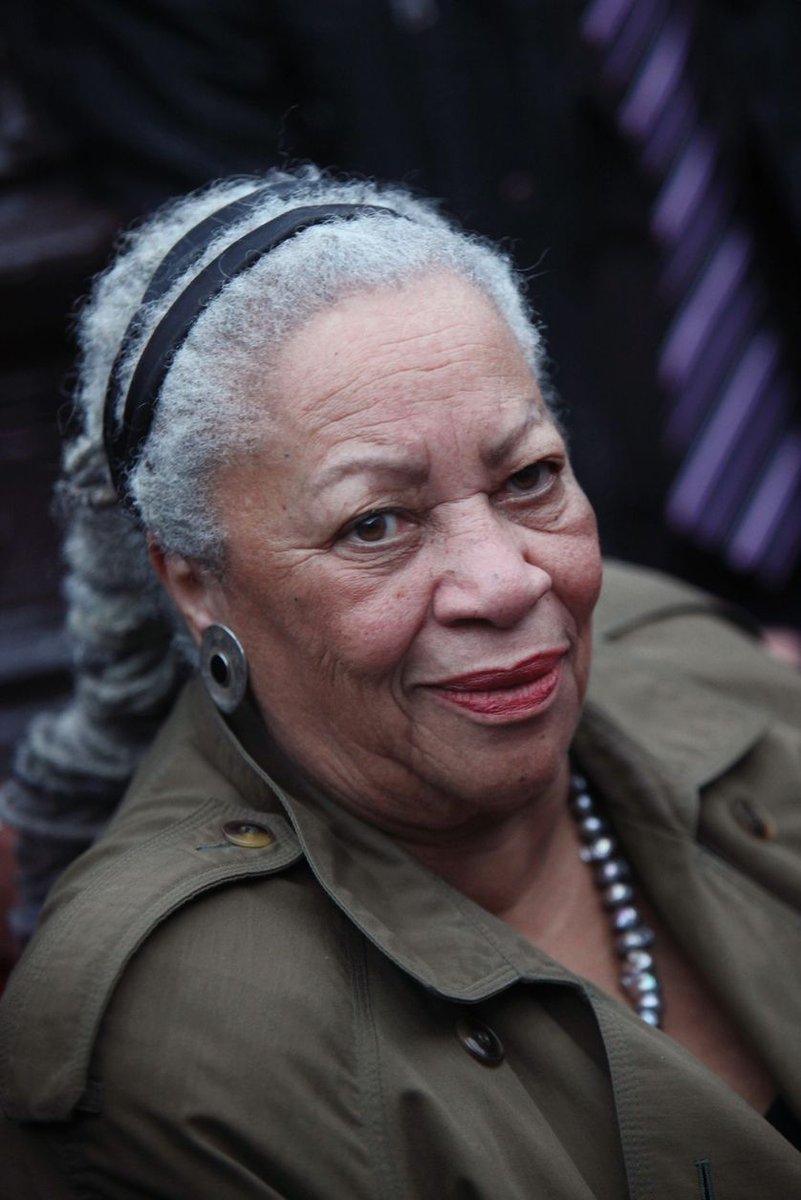 Il y a 90 ans naissait l'immense Toni Morrison. La prix Nobel en 1993 a bouleversé la littérature et les représentations de la société américaine. L'écrivaine n'a cessé de mettre en question la mémoire, traumatique et ensevelie, de l'esclavage aux 🇺🇸 
franceculture.fr/emissions/seri…